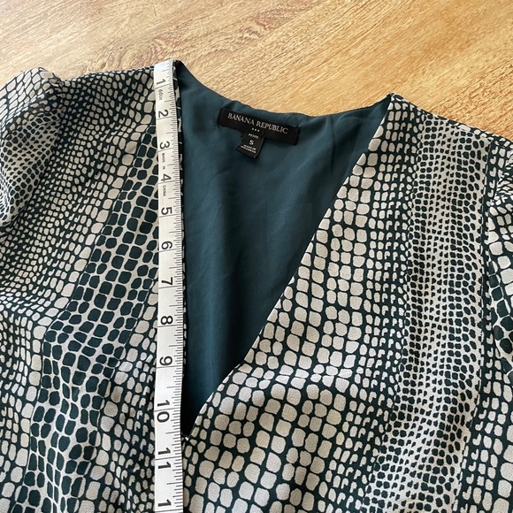 Banana Republic- Flounce Hem Chiffon V- Neck Dress - Picture 13 of 16